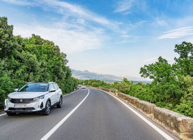 Manzaralı yol. Yol muhteşem bir doğal manzara ile çevrilidir..