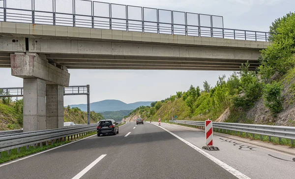 Pont autoroutier et voitures sur la route, A Rijeka, Croatie. — Photo