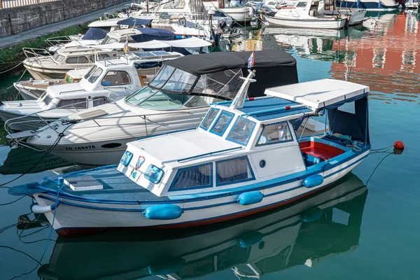 Pleasure and fishing boats at the marina in Zadar, Dalmatia, Croatia. — Stock Photo, Image