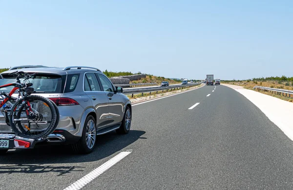 Toeristen auto met fietsen op de snelweg in de stad Zadar, Kroatië. — Stockfoto