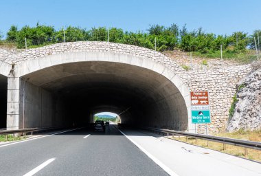 Hırvatistan 'ın Rijeka kentinde otoyol köprüsü ve arabalar yolda.