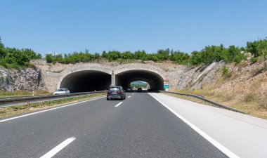 Hırvatistan 'ın Rijeka kentinde otoyol köprüsü ve arabalar yolda.