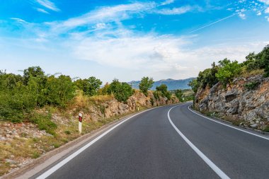 Manzaralı yol. Yol muhteşem bir doğal manzara ile çevrilidir..