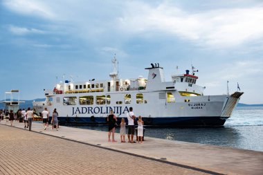 Hırvatistan 'ın Dalmaçya kentinin Zadar kentindeki iskeledeki yolcu ve nakliye feribotu.