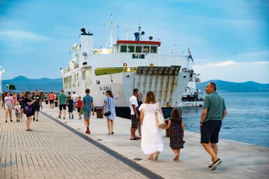 Hırvatistan 'ın Dalmaçya kentinin Zadar kentindeki iskeledeki yolcu ve nakliye feribotu.