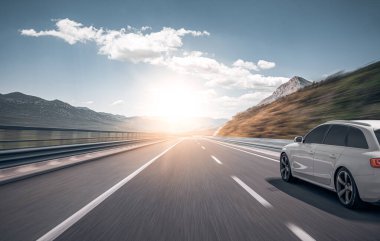 Araba yol boyunca gidiyor. Banliyö yolunda beyaz bir araba..
