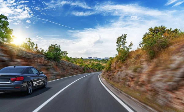 Zwarte auto op een schilderachtige weg. — Stockfoto