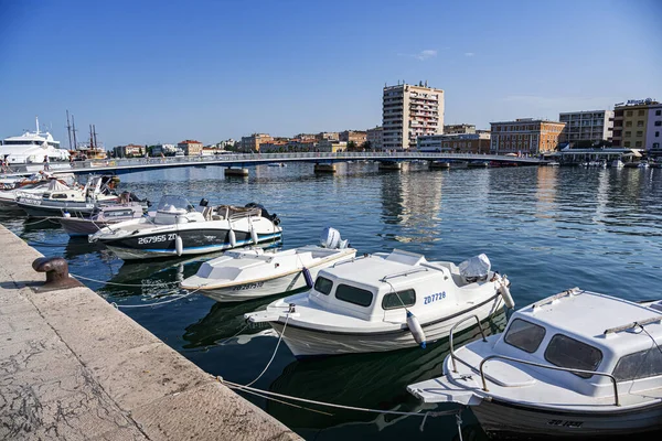 Łodzie wycieczkowe i rybackie na przystani w Zadarze, Dalmacja, Chorwacja. — Zdjęcie stockowe
