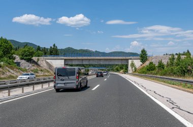 Hırvatistan 'ın Rijeka kentinde otoyol köprüsü ve arabalar yolda.