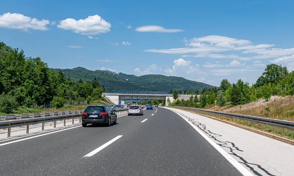 Pont autoroutier et voitures sur la route, A Rijeka, Croatie. — Photo
