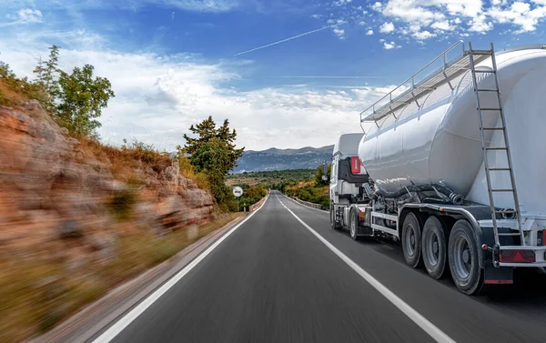 Tanklastzug auf der Straße. — Stockfoto