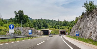Hırvatistan 'ın Rijeka kentinde ekspres yolda tünel var.