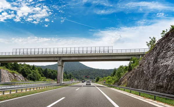 Autostradowy most i samochody na drodze. — Zdjęcie stockowe