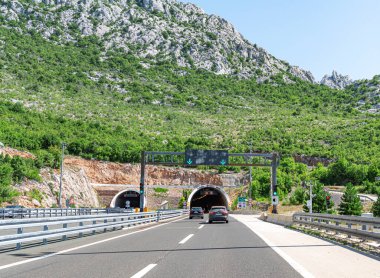 Hırvatistan 'ın Rijeka kentinde ekspres yolda tünel var.