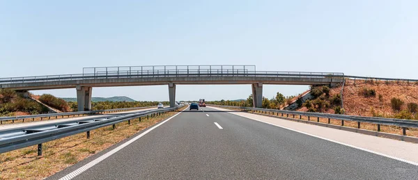 Autostradowy most i samochody na drodze. — Zdjęcie stockowe