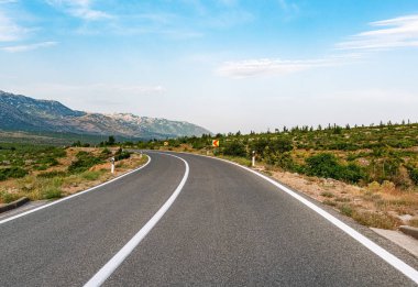 Manzaralı yol. Yol muhteşem bir doğal manzara ile çevrilidir..