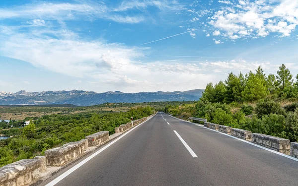 Scenic road. Road is surrounded by a magnificent natural landscape. — Stock Photo, Image