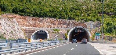 Hırvatistan 'ın Rijeka kentinde ekspres yolda tünel var.