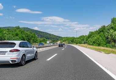 Hırvatistan 'ın Zadar kentindeki otoyolda beyaz Porsche Cayenne görülüyor.
