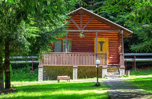 Dom z drewna w lesie — Zdjęcie stockowe