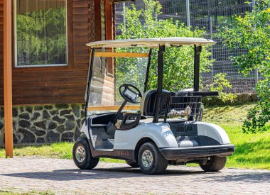 Voevodyno, Ukrayna - 04 Eylül 2021: Voevodyno, Ukrayna 'da bir evin önünde bir Yamaha golf arabası.