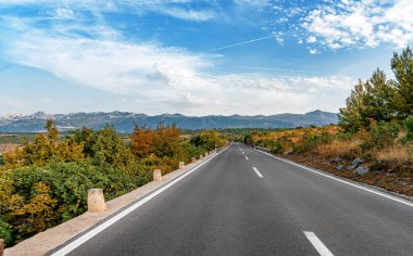 Manzaralı yol. Yol muhteşem bir doğal manzara ile çevrilidir..