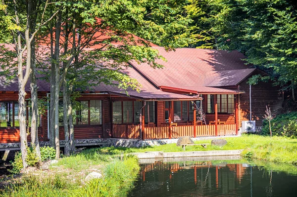 Casa de madera en el bosque — Foto de Stock