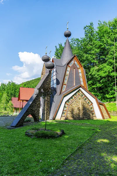 Orthodoxe Kirche auf dem Hintergrund des Waldes auf. — Stockfoto