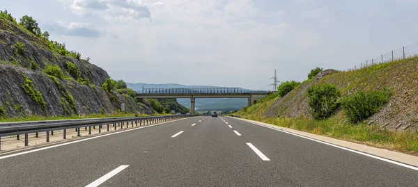 Pont routier et voitures sur la route. — Photo