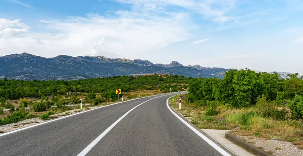 Manzaralı yol. Yol muhteşem bir doğal manzara ile çevrilidir..