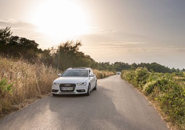 Beyaz Audi A6 Hırvatistan 'ın Vir adasında yolda.