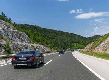 Mercedes-Benz E 300 ve otoyol boyunca giden diğer arabalar