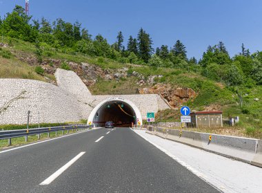 Hırvatistan 'ın Rijeka kentinde ekspres yolda tünel var.