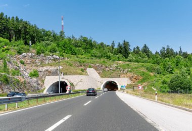 Hırvatistan 'ın Rijeka kentinde ekspres yolda tünel var.