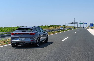 Zadar Hırvatistan otoyolunda Cupra formentor otomobili.