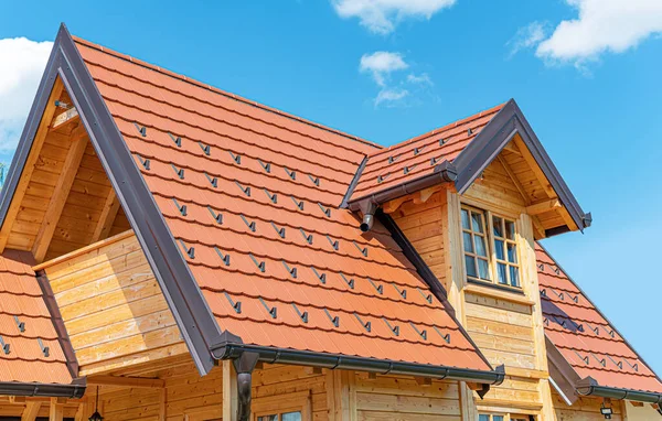 Construcción de viviendas de madera. El techo de una casa de madera. Casa modular de marco. — Foto de Stock