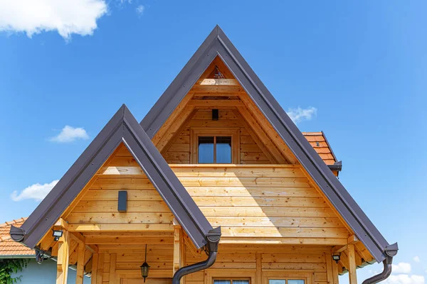 Construcción de viviendas de madera. El techo de una casa de madera. Casa modular de marco. — Foto de Stock
