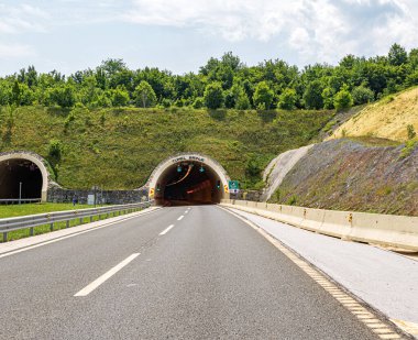 Hırvatistan 'ın Rijeka kentinde ekspres yolda tünel var.
