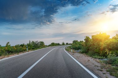 Manzaralı yol. Yol muhteşem bir doğal manzara ile çevrilidir..