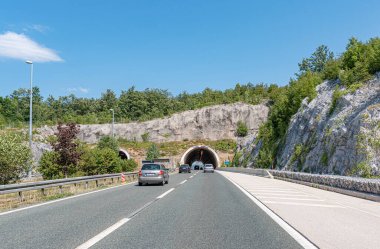 Hırvatistan 'ın Rijeka kentinde ekspres yolda tünel var.