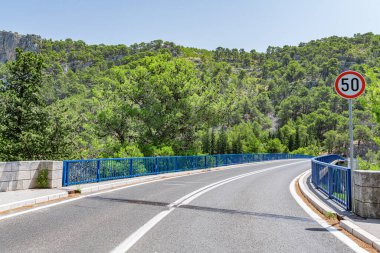 Yol üzerindeki karayolu köprüsü.