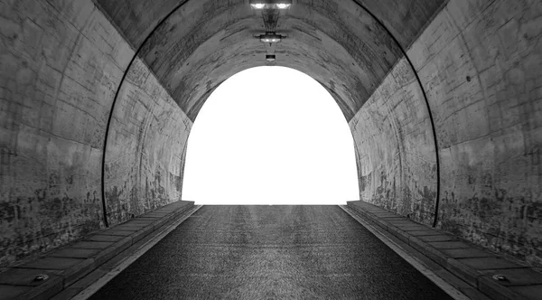 Túnel com estrada de asfalto com saída isolada em branco. — Fotografia de Stock