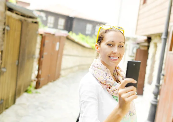 Tourist taking selfie — Stock Photo, Image