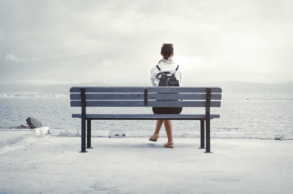 Donna seduta sulla panchina — Foto Stock