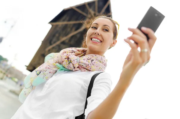 Turista tomando selfie — Fotografia de Stock