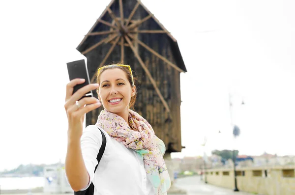 Tourist taking selfie — Stock Photo, Image