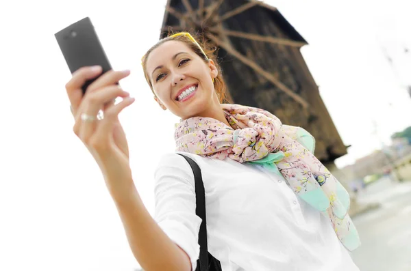 Turista tomando selfie — Fotografia de Stock