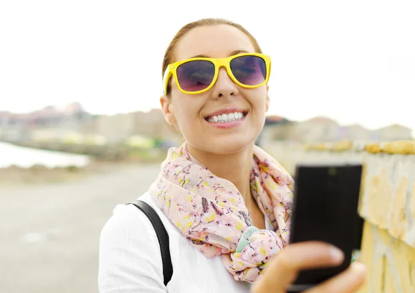 Turista tomando selfie — Fotografia de Stock