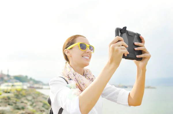 Toeristische fotograferen op strand — Stockfoto