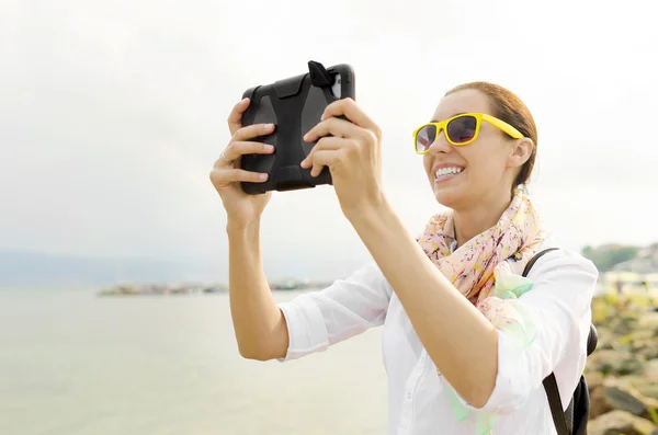 Toeristische fotograferen op strand — Stockfoto